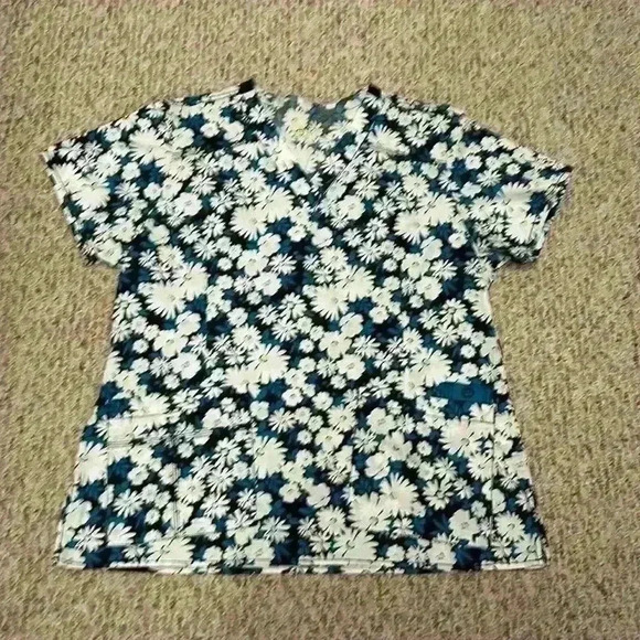 Wonder Flex Black, Teal and White Flowered Short Sleeve Scrub Shirt Size Large - Picture 2 of 10